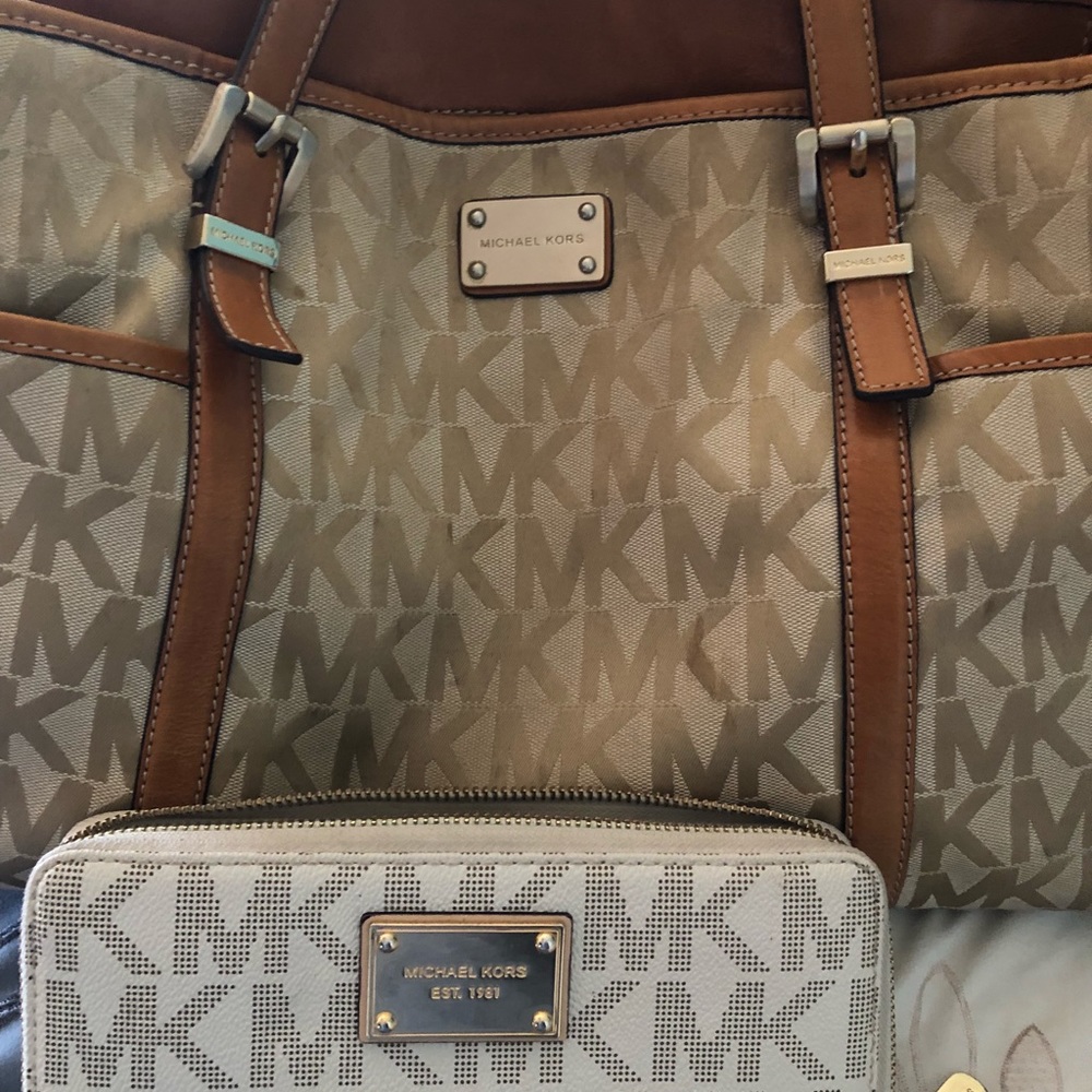 Authentic Michael Kors Handbag Wallet is separate